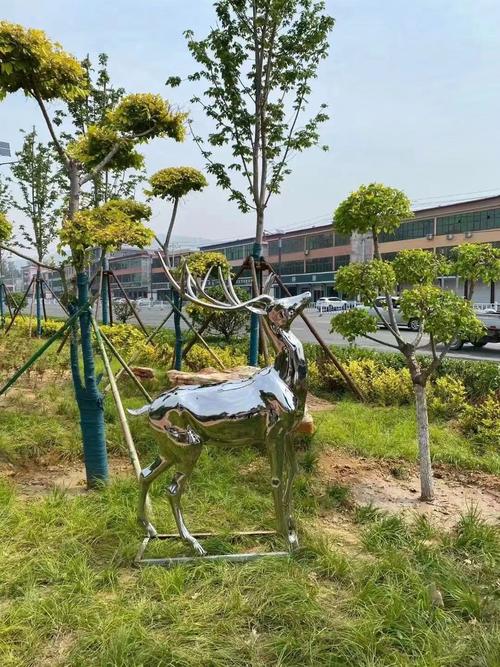 园林景观不锈钢鹿雕塑 草地亮光中的灵动之选，佛山工厂一件起订，草皮种植同步唤醒自然生机